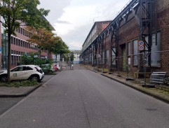 Ľudia uskakujú pred Cemom