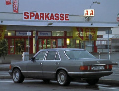 Mercedes pred supermarketom