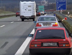 Zastavenie červeného kupé