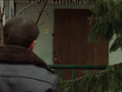 Streľba spoza dverí