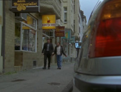 Pred domom Sandry Göller