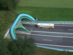 Autobus vchádza do tunela