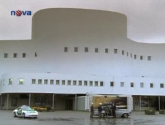 Odovzdávka výkupného pred divadlom