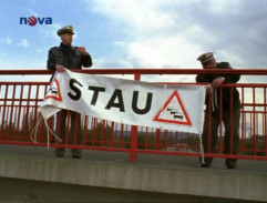 Dieter a Hotte montujú plagát