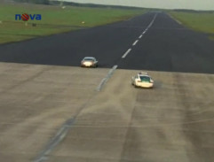 Porsche na pristávacej dráhe