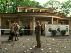 Heinrich pred dostihovou dráhou