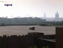 Dodávka na streche parkoviska