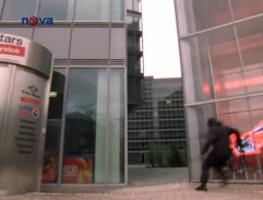 Zlodej uteká medzi budovami