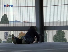 Mr. Black sleduje kuriérske auto