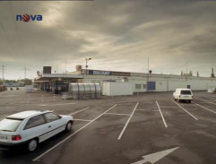 Hotte parkuje pri supermarkete