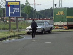 Lupič uteká k autu