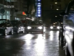 Tom telefonuje so šéfkou o prípade