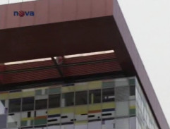 Budova s vysunutou strechou