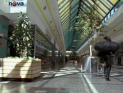 Lupiči utekajú po nákupnom centre