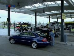 Prepravník so športovými autami