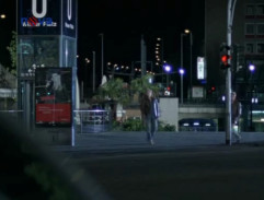 Sven čaká pri stanici metra