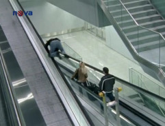 Semir preskakuje na eskalátoroch