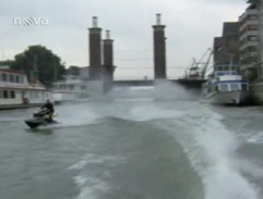 Semir naháňa Gehlena na vode