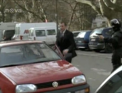 Billy prikazuje Färberovi nastúpiť