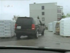 Naháňačka medzi paletami