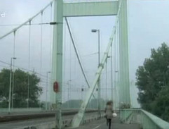 Pani Markwart beží po moste