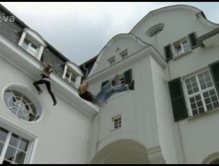 Marion Kramer padá zo strechy