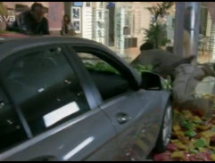 Chris vrazil do nákupného centra autom