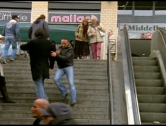 Semir uteká do podchodu