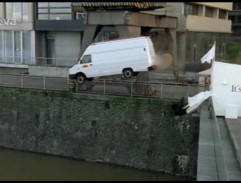 Dodávka letí do vody