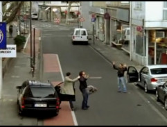 Lupiči držia Bena ako rukojemníka