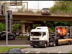 Ben preráža zábradlie