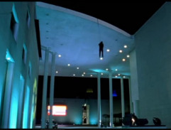 Christo sa spustil zo strechy