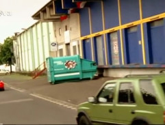 Ferrari sleduje zelený džíp