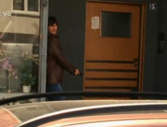 Ben sa schováva za výkladom