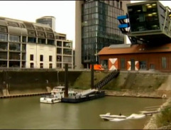 Franziska uniká na člne