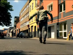 Ben si požičiava skateboard