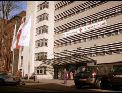 Ben čaká pred nemocnicou