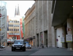 Šéfka prišla k parkovaciemu domu