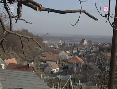 Mladík pozerá na mesto