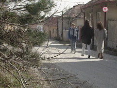 Mladík kráča po ulici