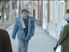 Mladík sa túla mestom