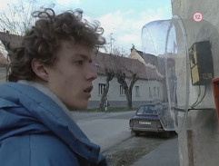 Pri telefónnej búdke