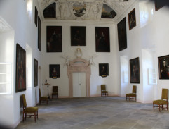 Krejčí přináší šaty