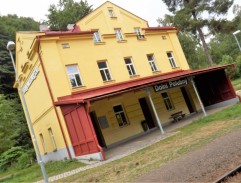 Dostál vchází do nádražní budovy