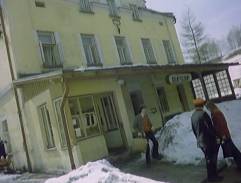 Dostál vchází do nádražní budovy