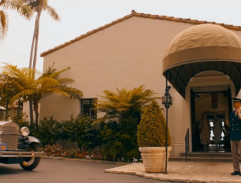 Bobby míří do hotelu v Holywoodu