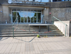 Před zdravotním střediskem č. 12