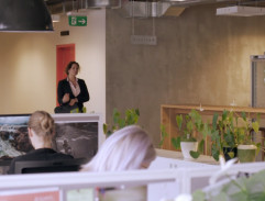 Johana odchází z pohovoru