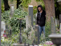 Mirek pozoruje pohřeb