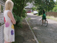 Veronika odjíždí na kole